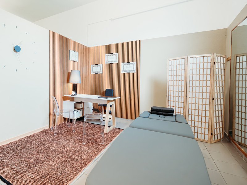 Lettino, scrivania e paravento nello studio